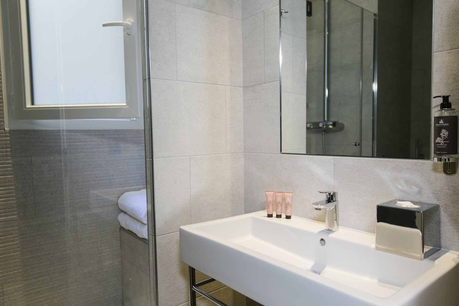 Best Western Plus de Neuville Arc de Triomphe Bathroom Classic Room
